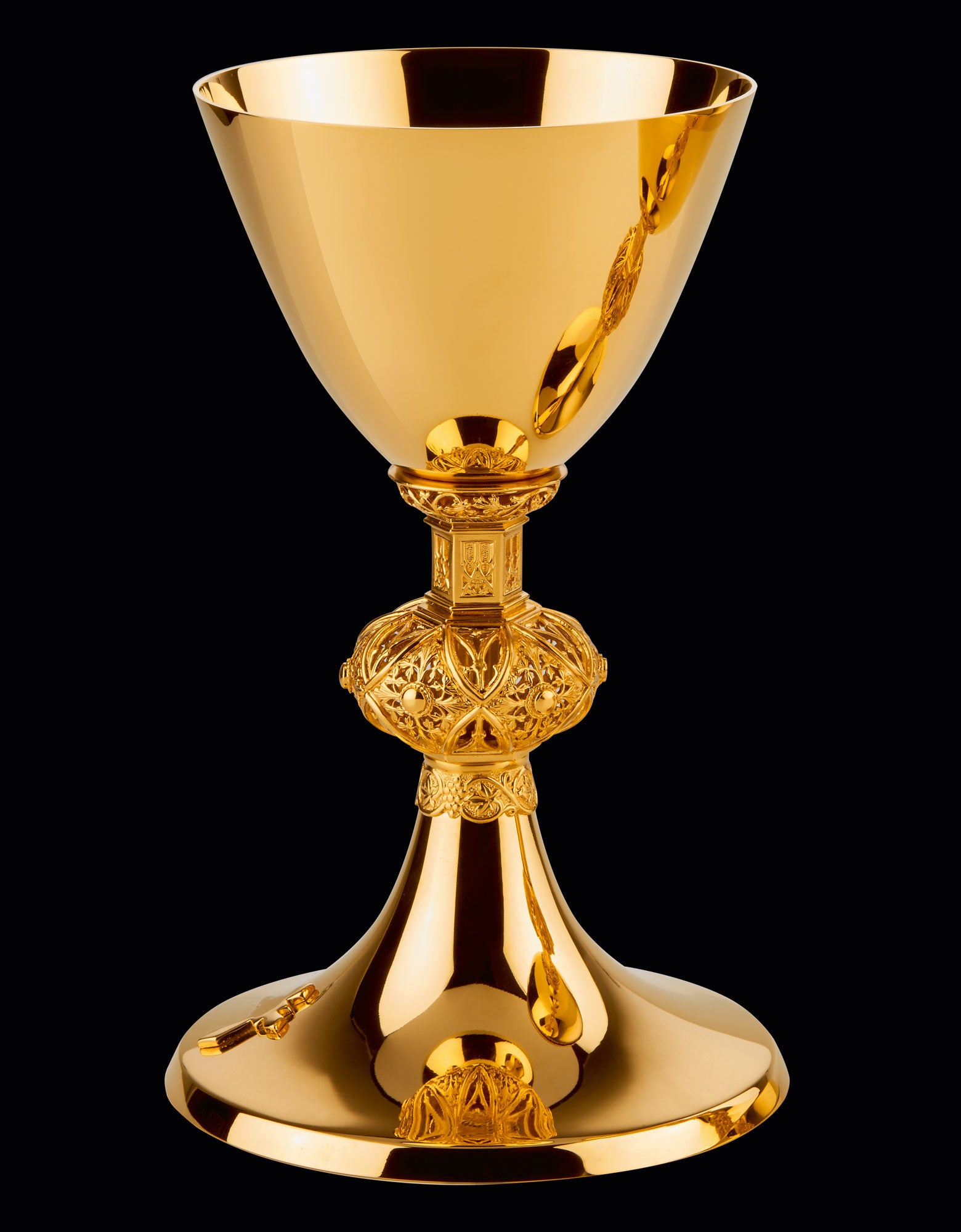 goldplated-chalice-wine-grapes-2255.jpg